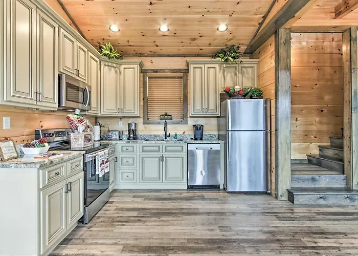 Smoky Mountain Hideaway With Hot Tub, Deck And Views!