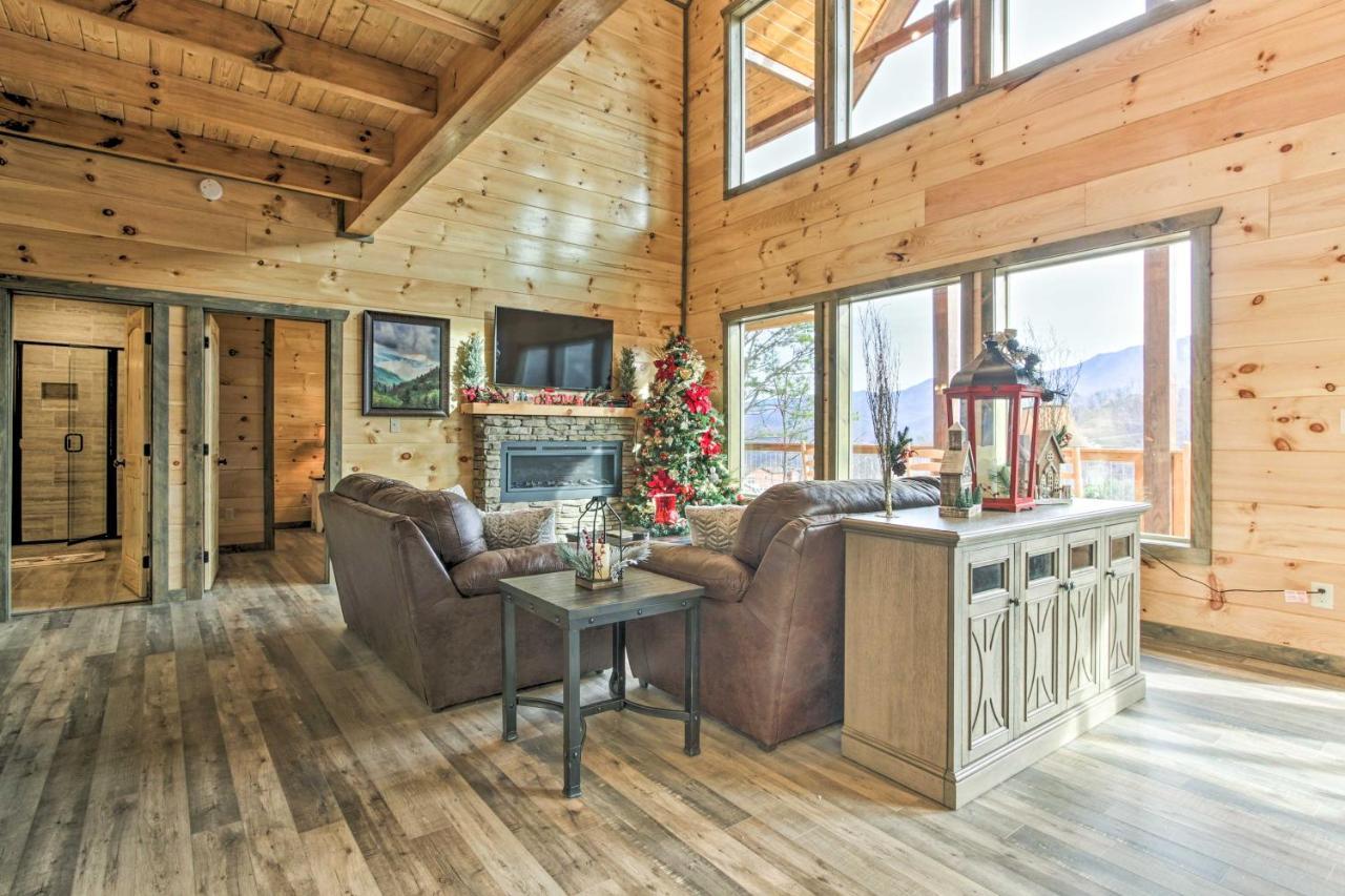 Holiday home Smoky Mountain Hideaway With Hot Tub, Deck And Views!