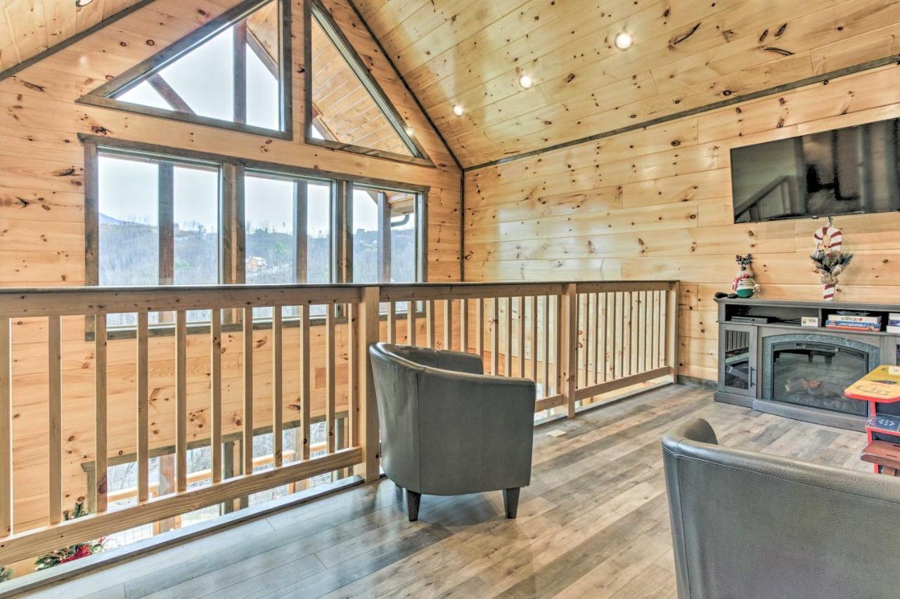 Holiday home Smoky Mountain Hideaway With Hot Tub, Deck And Views!