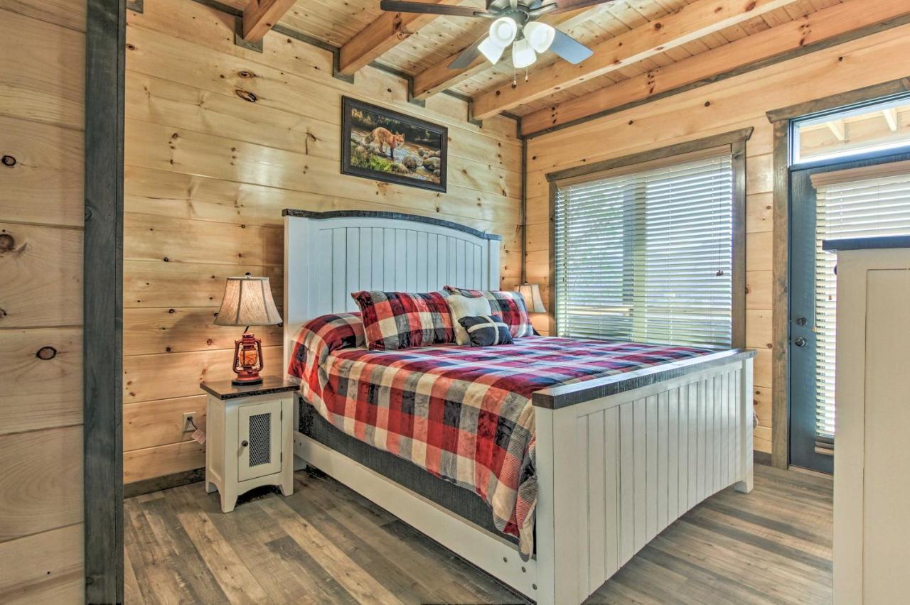 Holiday home Smoky Mountain Hideaway With Hot Tub, Deck And Views! Gatlinburg
