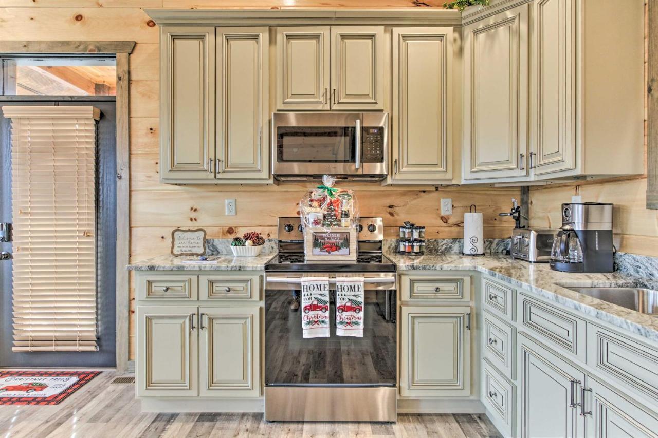 Smoky Mountain Hideaway With Hot Tub, Deck And Views!