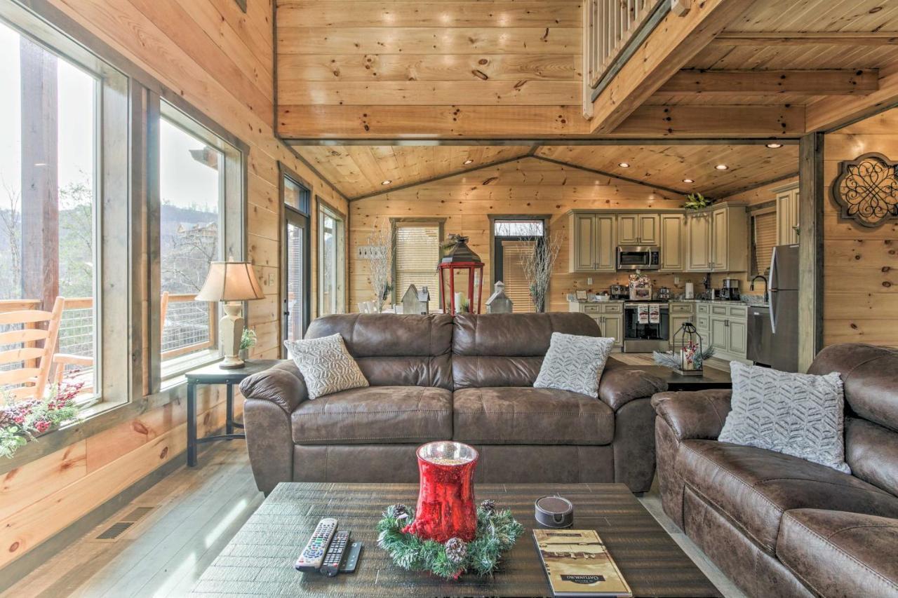 Smoky Mountain Hideaway With Hot Tub, Deck And Views!