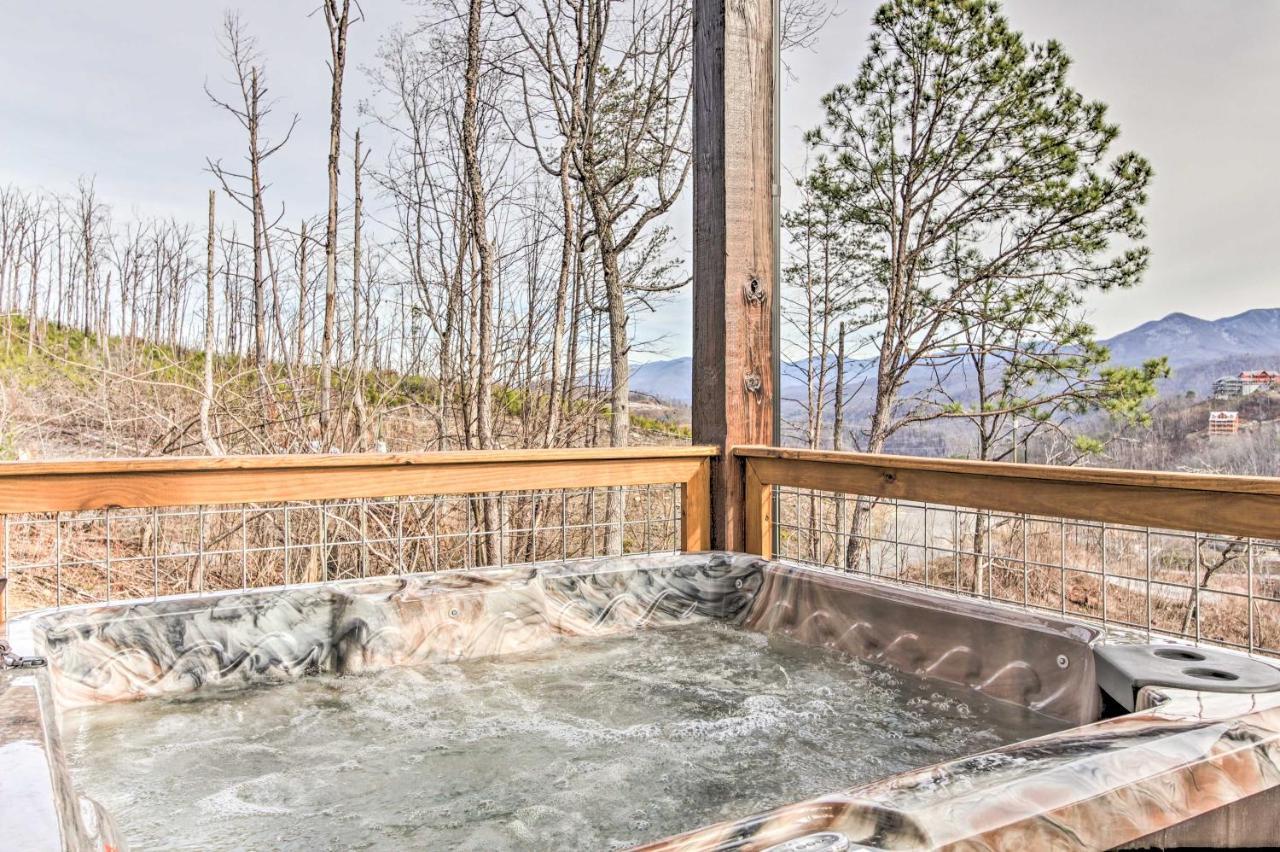 Smoky Mountain Hideaway With Hot Tub, Deck And Views! * Gatlinburg