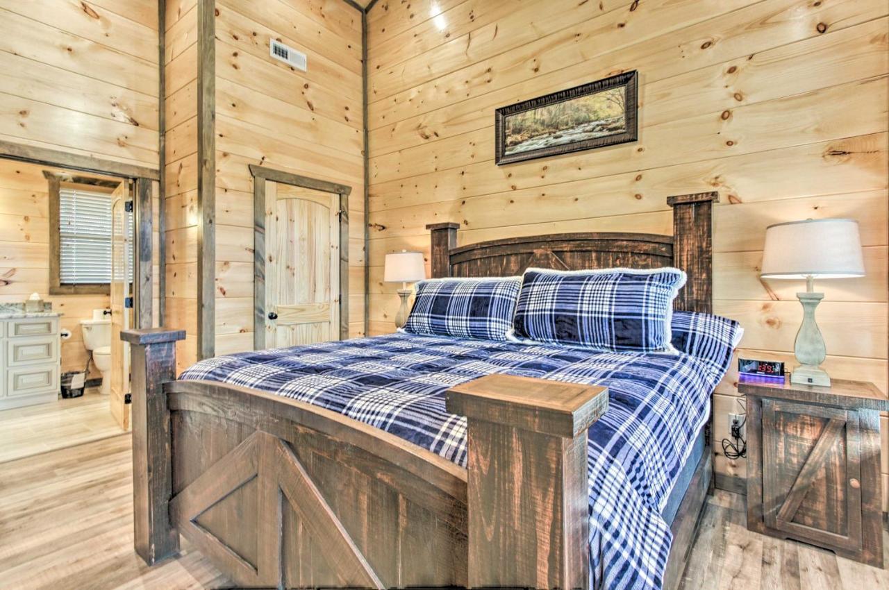 Holiday home Smoky Mountain Hideaway With Hot Tub, Deck And Views! Gatlinburg