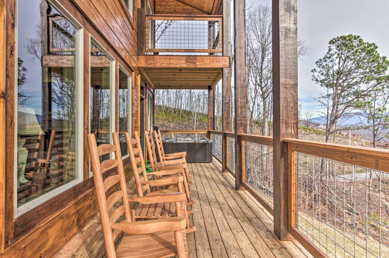 Smoky Mountain Hideaway With Hot Tub, Deck And Views! Holiday home