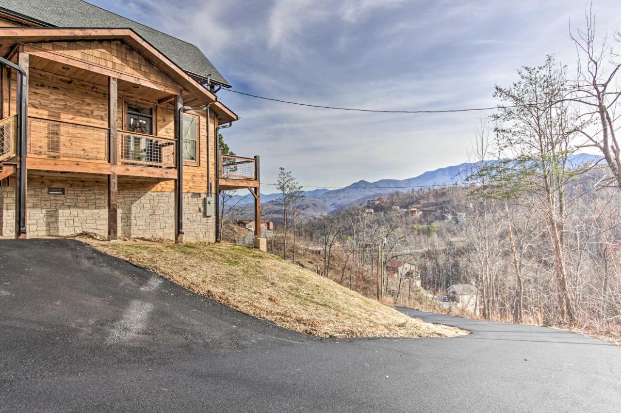 Holiday home Smoky Mountain Hideaway With Hot Tub, Deck And Views!