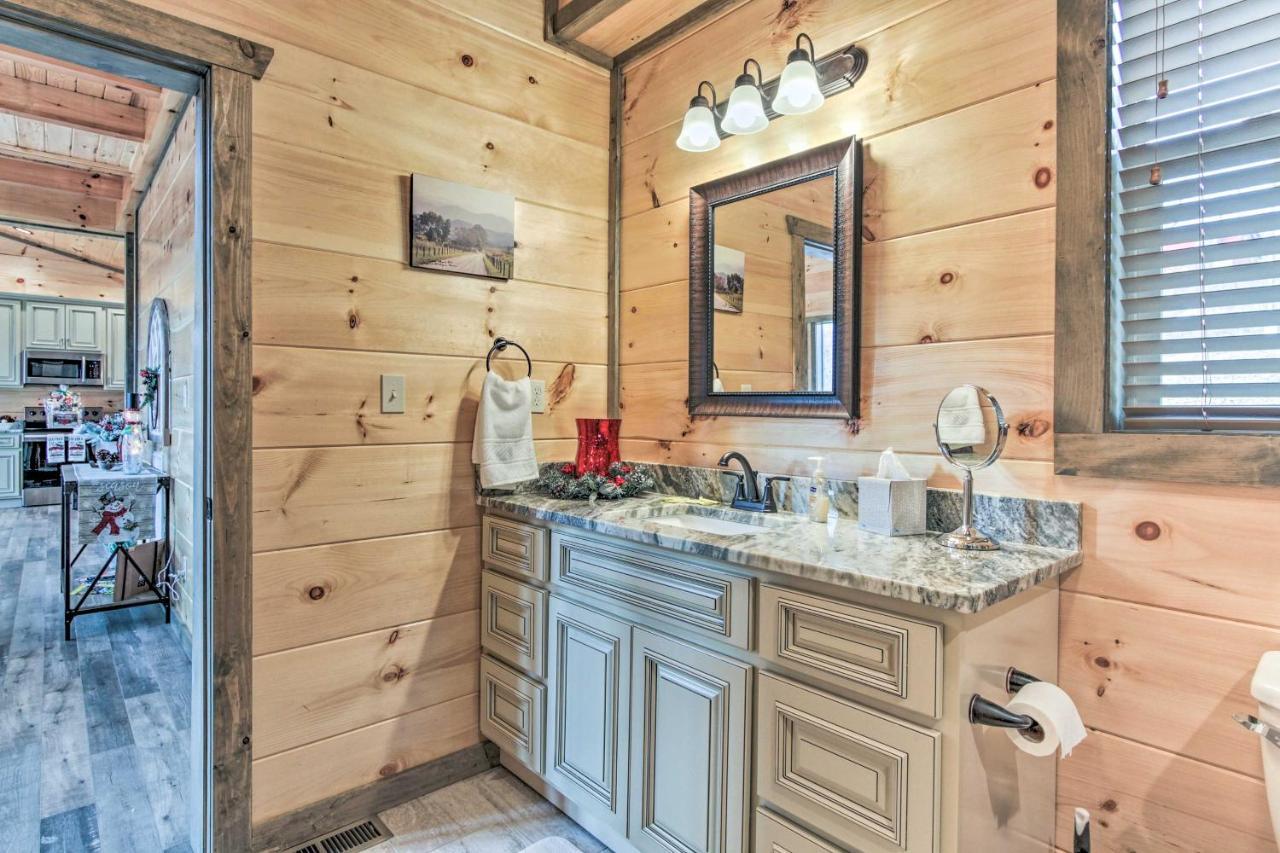 Smoky Mountain Hideaway With Hot Tub, Deck And Views! Gatlinburg