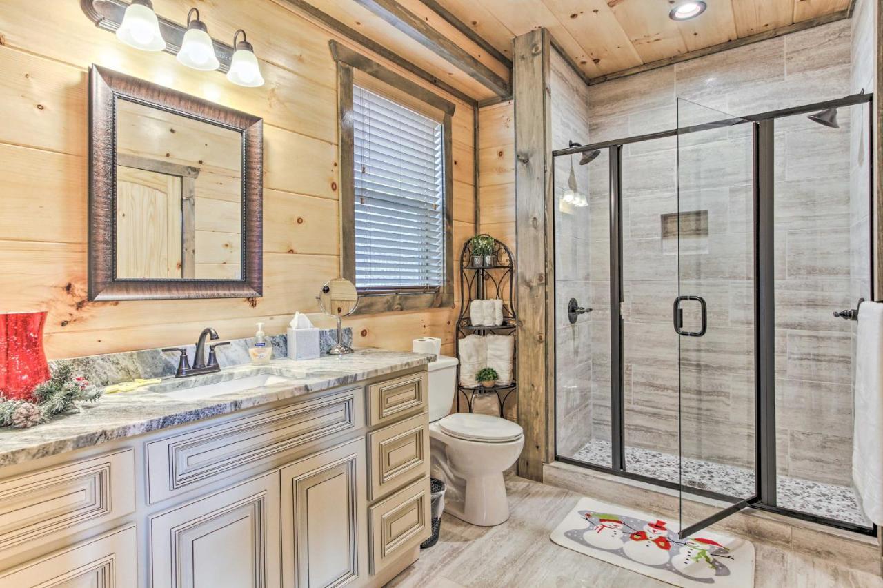 Smoky Mountain Hideaway With Hot Tub, Deck And Views! Holiday home Gatlinburg