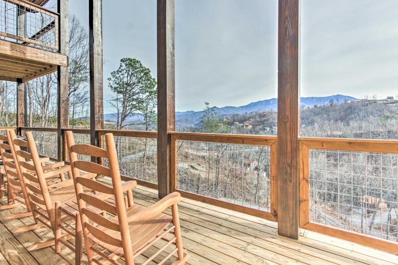 Smoky Mountain Hideaway With Hot Tub, Deck And Views! Holiday home Gatlinburg