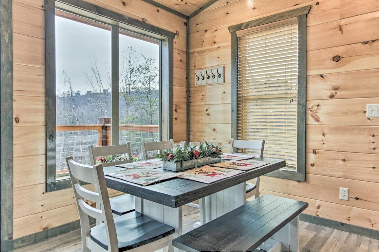 Holiday home Smoky Mountain Hideaway With Hot Tub, Deck And Views! Gatlinburg