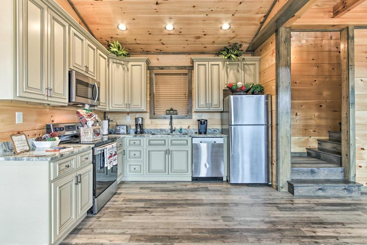 Smoky Mountain Hideaway With Hot Tub, Deck And Views! *