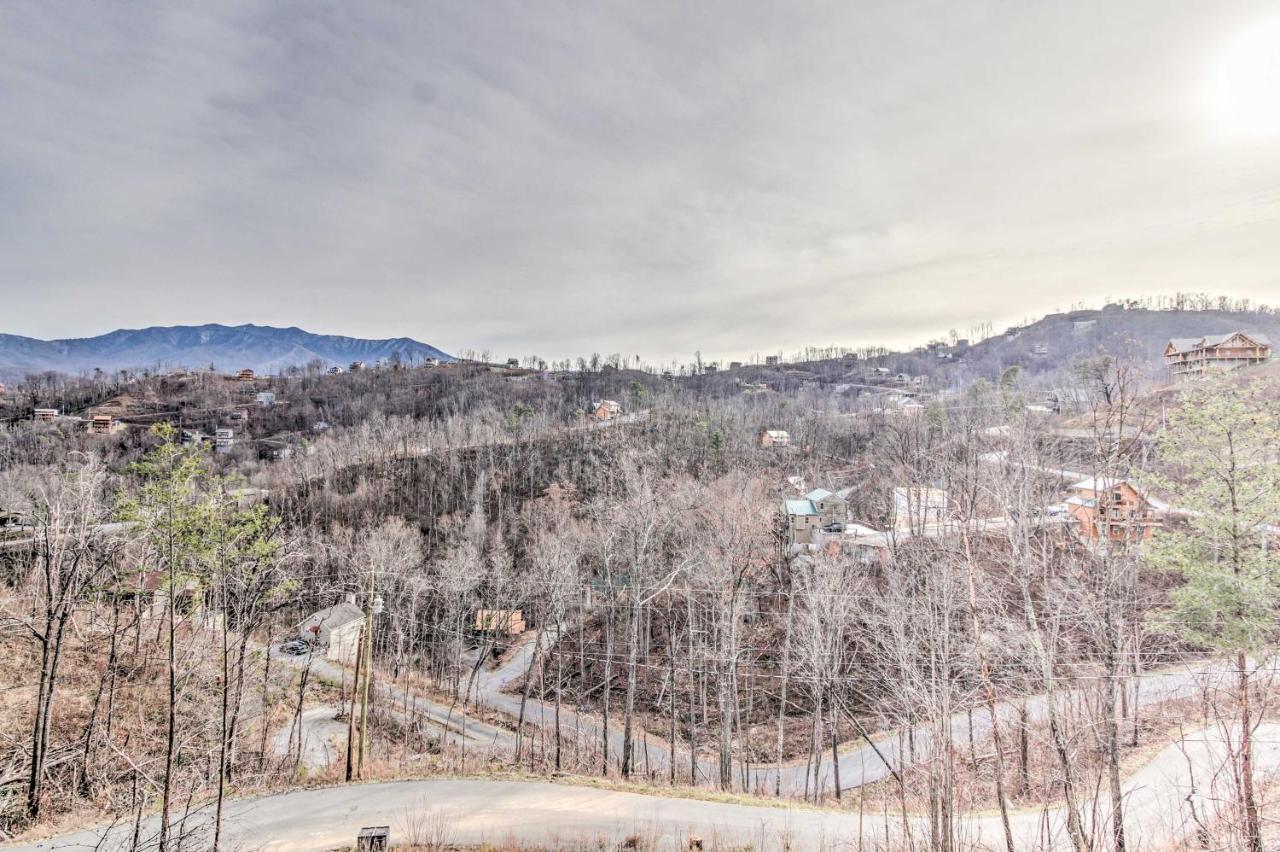 Holiday home Smoky Mountain Hideaway With Hot Tub, Deck And Views! Gatlinburg